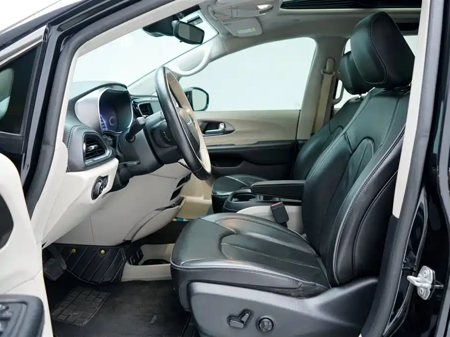 Chrysler Grand Voyager PHEV (Import) — миниатюра 10