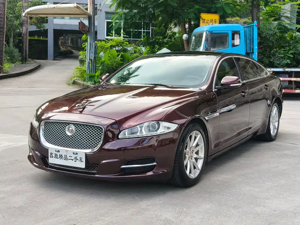 Jaguar XJ