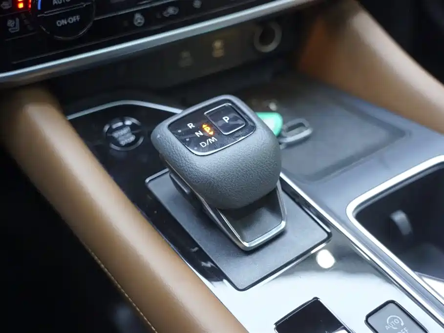 NISSAN EXPLORING THE LAND