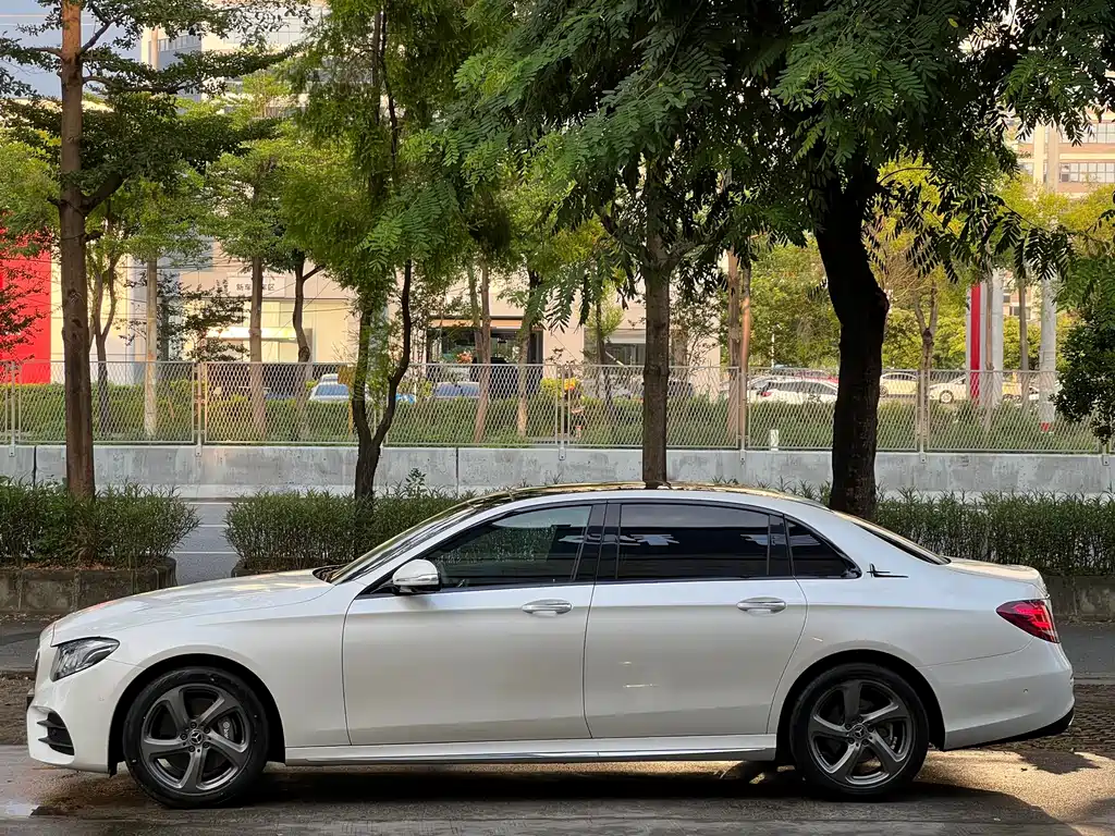 Mercedes-Benz E-Class — миниатюра 7