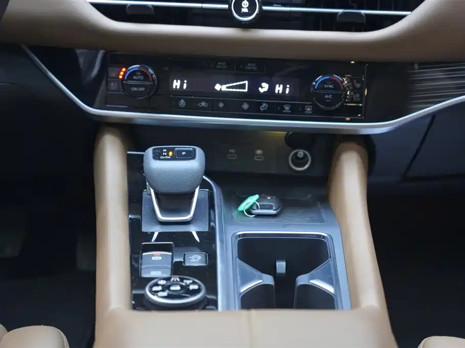 NISSAN EXPLORING THE LAND