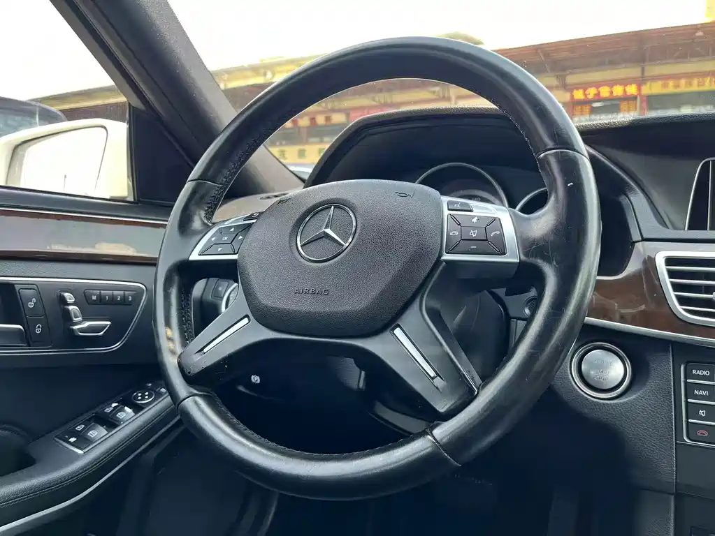 Mercedes-Benz E-Class — миниатюра 11