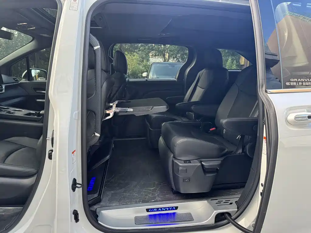 Toyota Granvia — миниатюра 3