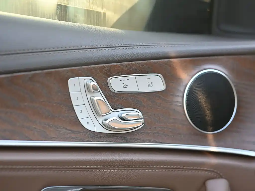 Mercedes-Benz E-Class — миниатюра 12
