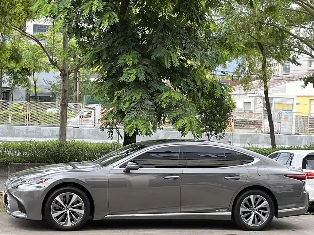Lexus LS — миниатюра 9