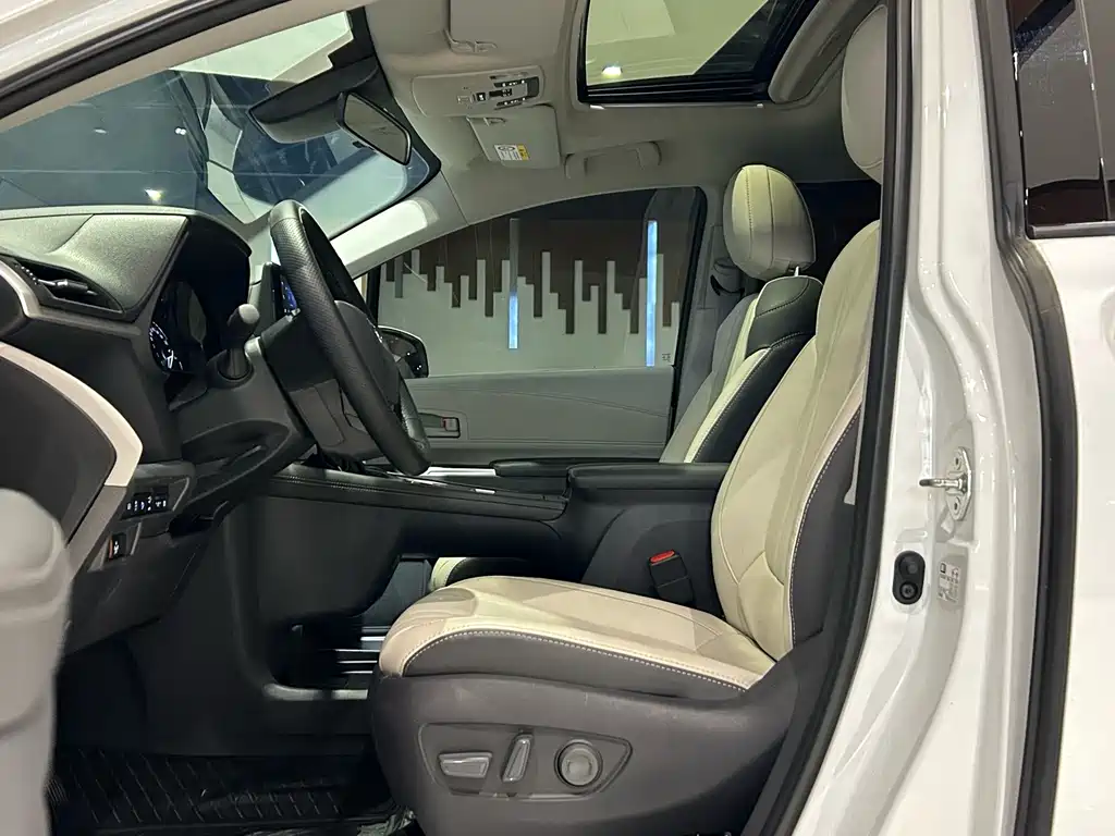 Toyota Granvia — миниатюра 10