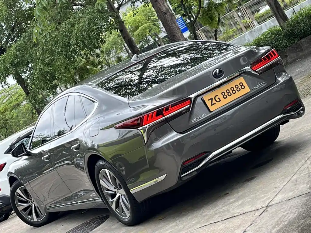 Lexus LS — миниатюра 8