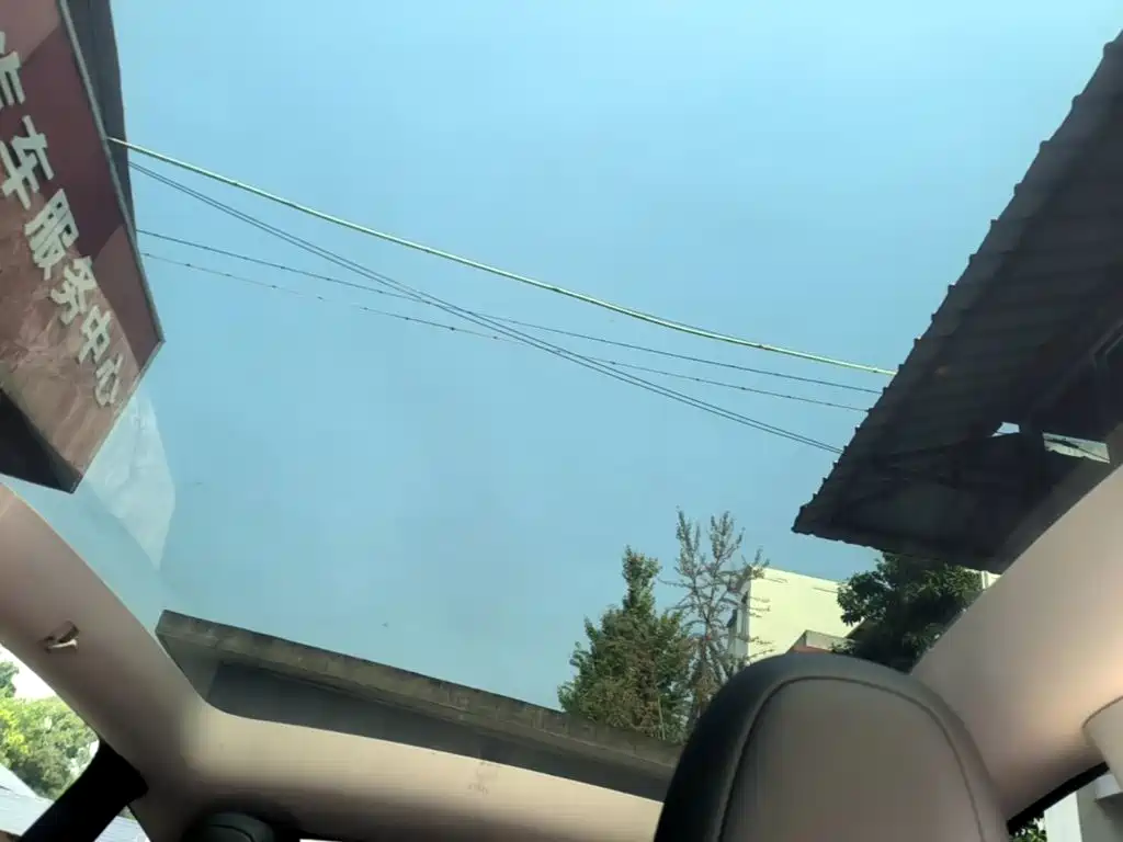Tesla Model Y — миниатюра 18