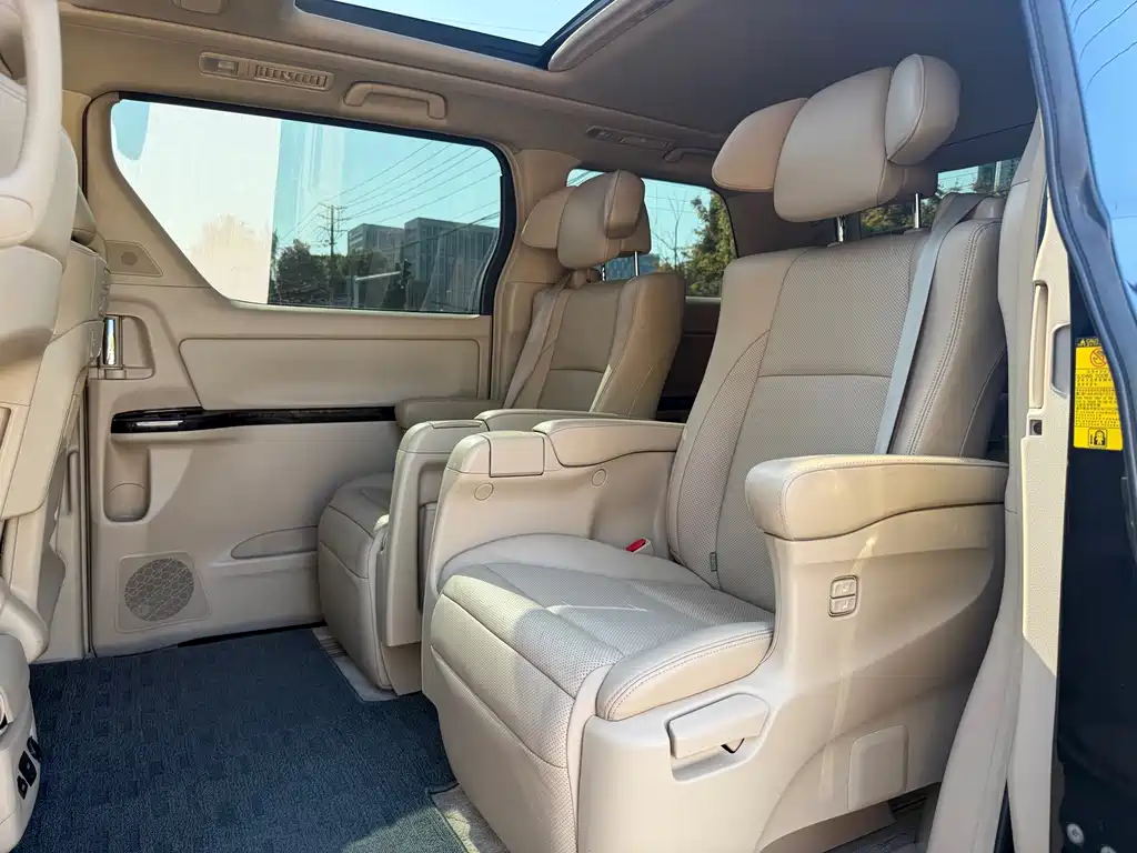 Toyota Alphard — миниатюра 5