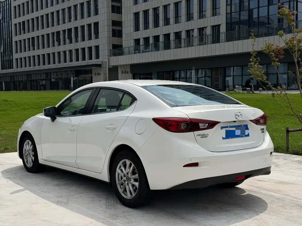 Mazda Mazda3 3 2016 1.5L AT Luxury