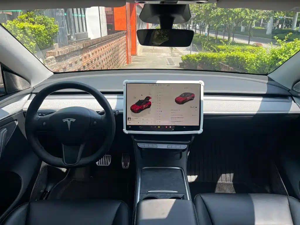 Tesla Model Y — миниатюра 3