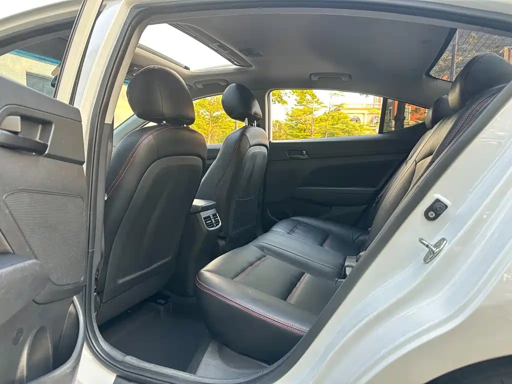 Hyundai Elantra — миниатюра 9