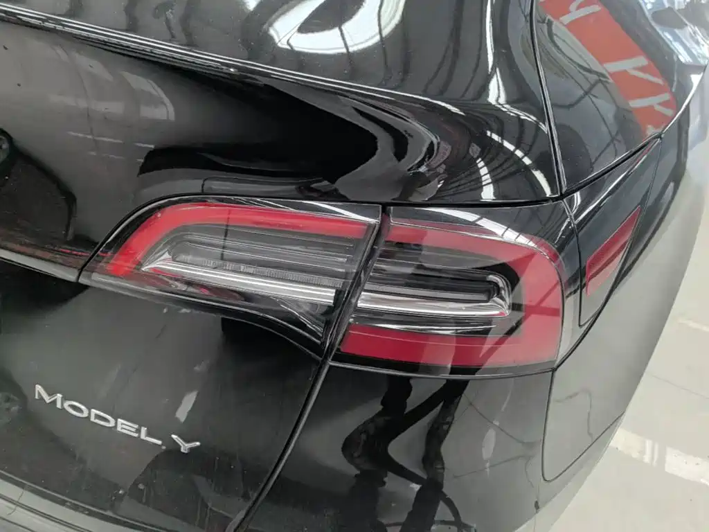Tesla Model Y — миниатюра 8