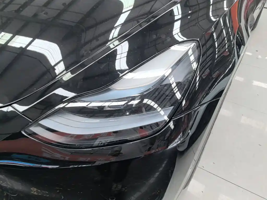 Tesla Model Y — миниатюра 24