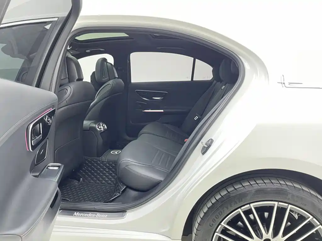 Mercedes-Benz C-Class — миниатюра 13