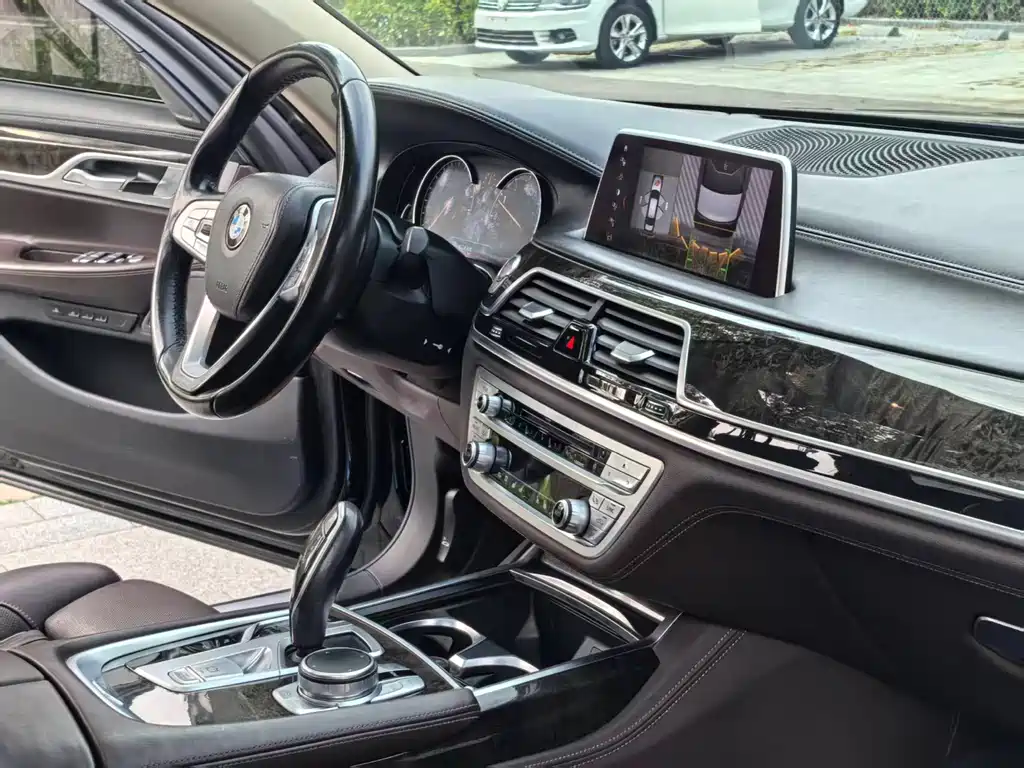 BMW 7 Series — миниатюра 12