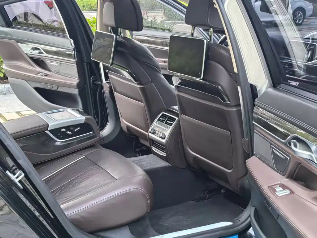 BMW 7 Series — миниатюра 11