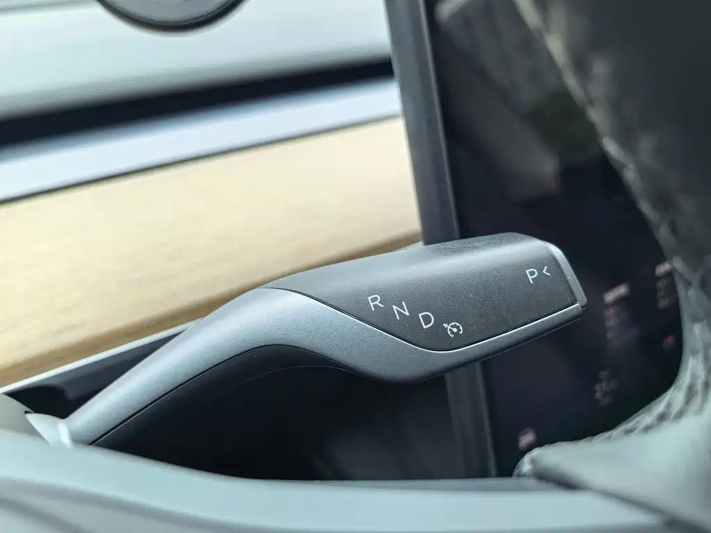 Tesla Model Y — миниатюра 14