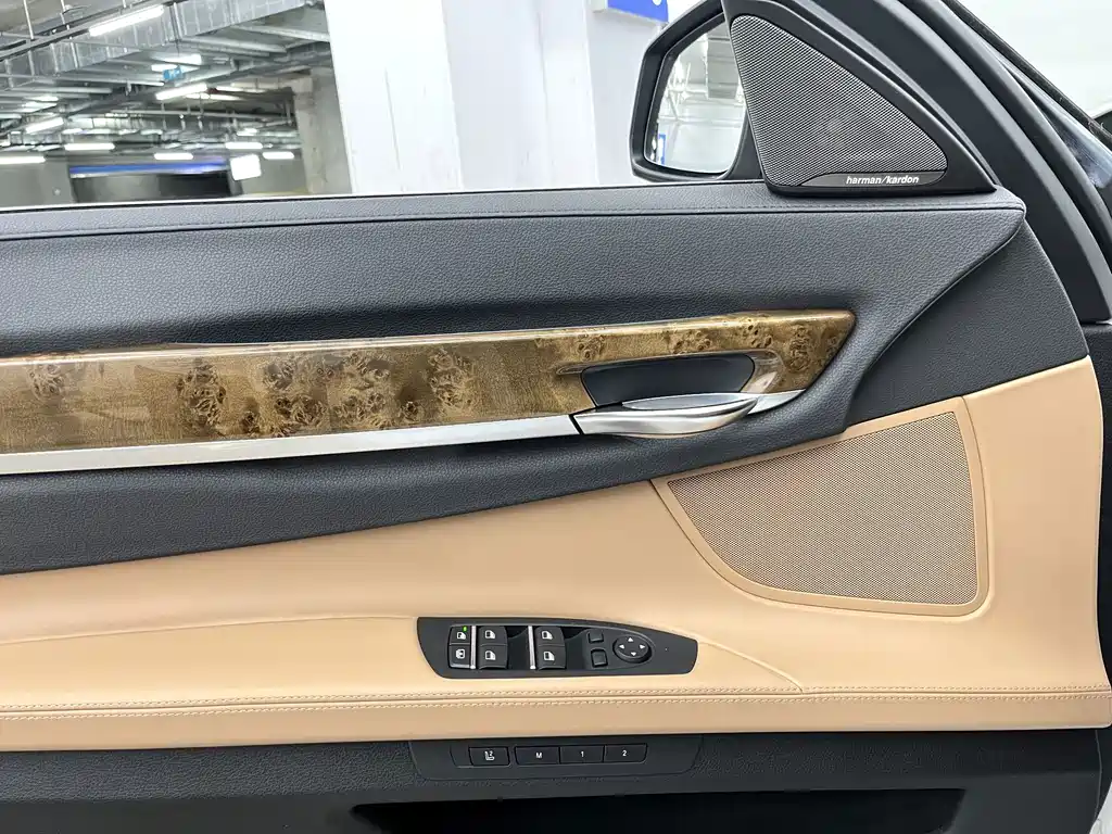BMW 7 Series — миниатюра 10