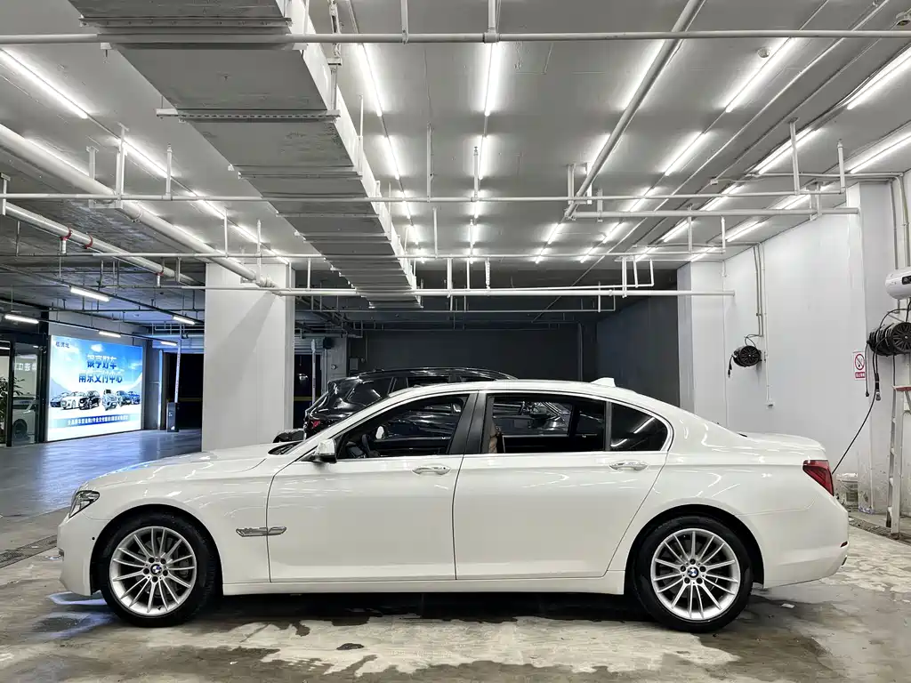 BMW 7 Series — миниатюра 7