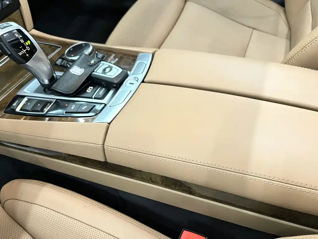 BMW 7 Series — миниатюра 12
