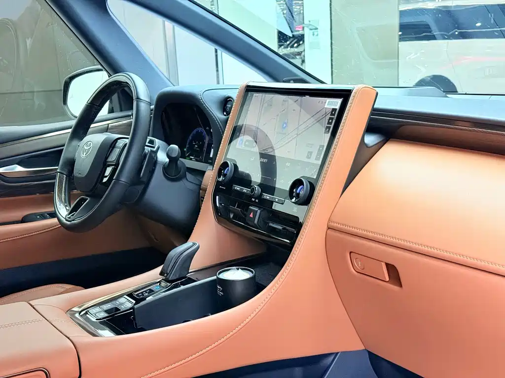 Toyota Alphard — миниатюра 6