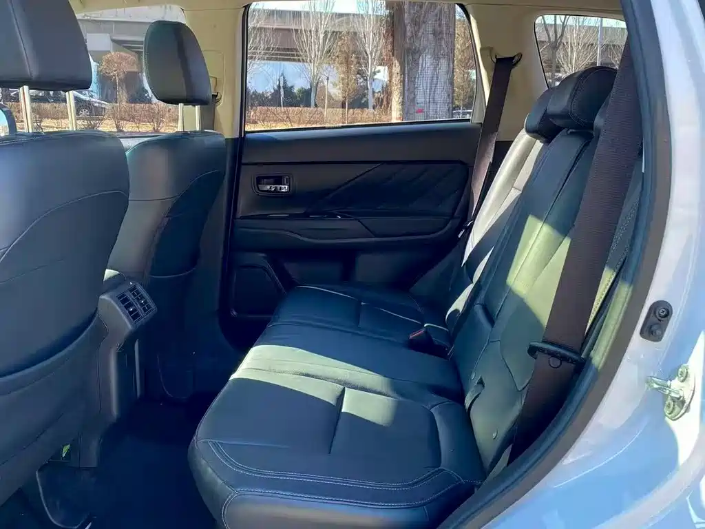 MITSUBISHI OUTLANDER