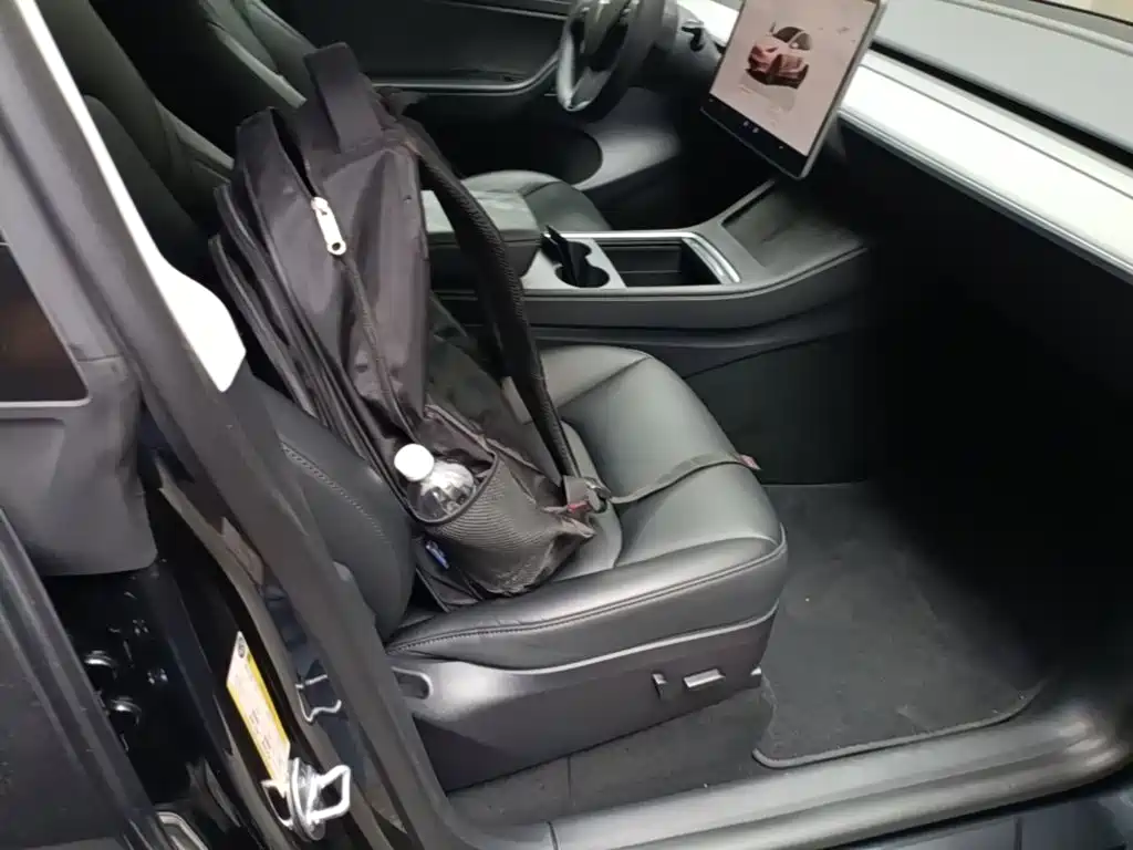 Tesla Model Y — миниатюра 25