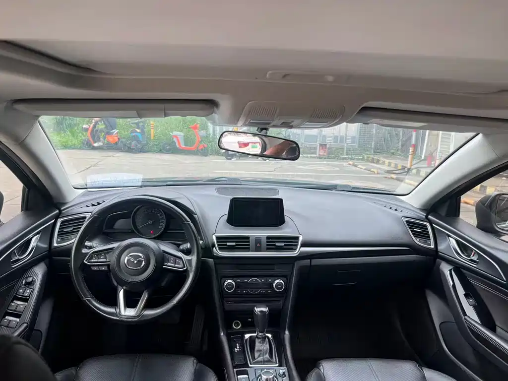 Mazda Mazda3 3 2017 2.0L AT Luxury V