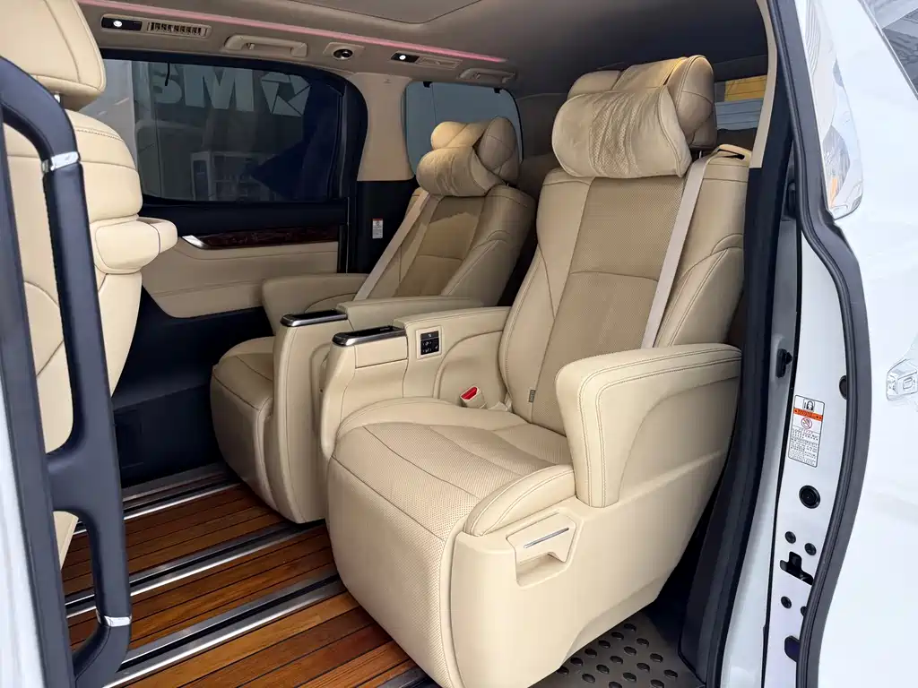 Toyota Alphard — миниатюра 15