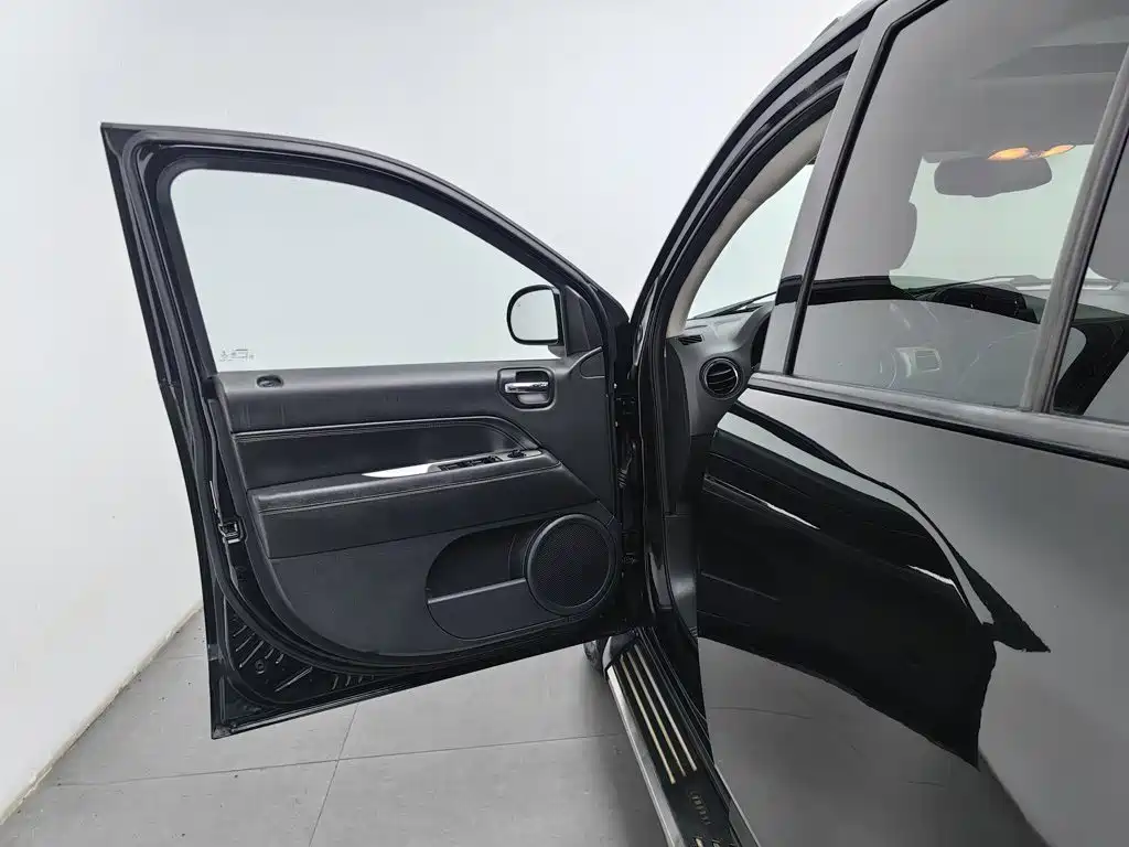 Jeep Compass (Import) — миниатюра 8