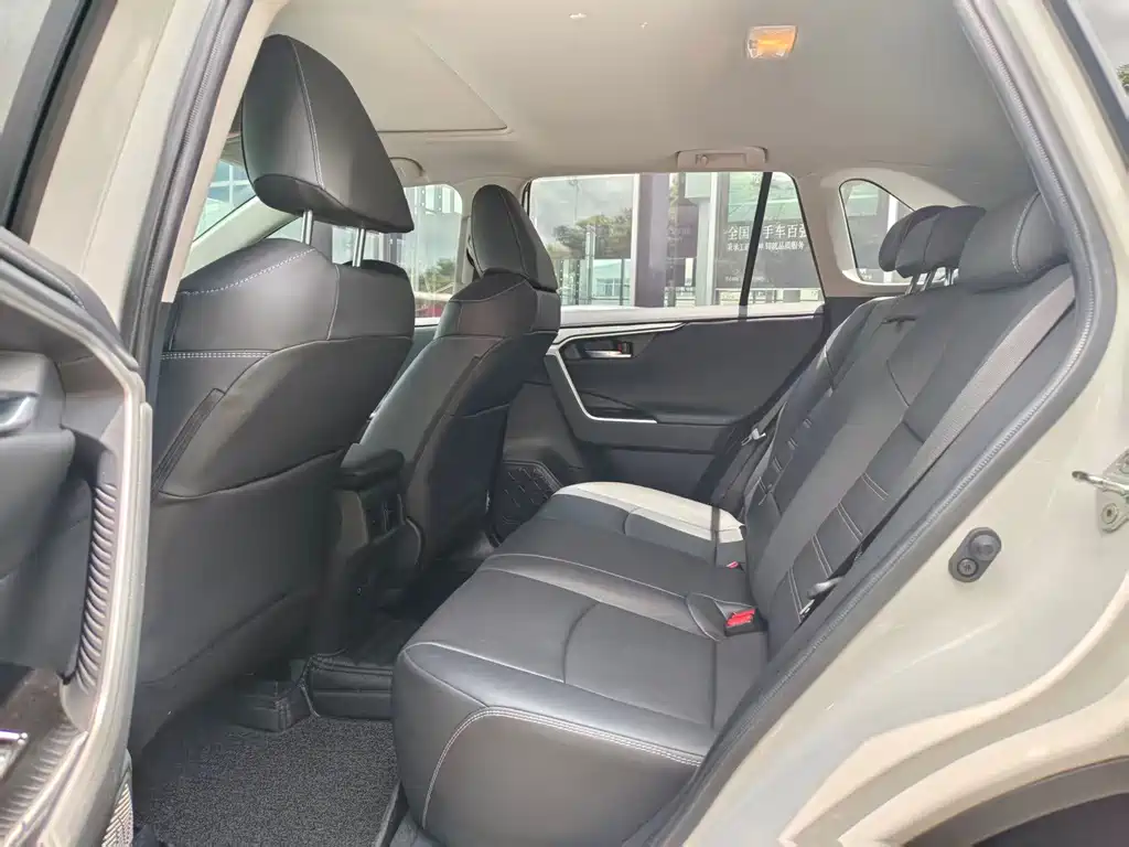 Toyota RAV4 — миниатюра 6