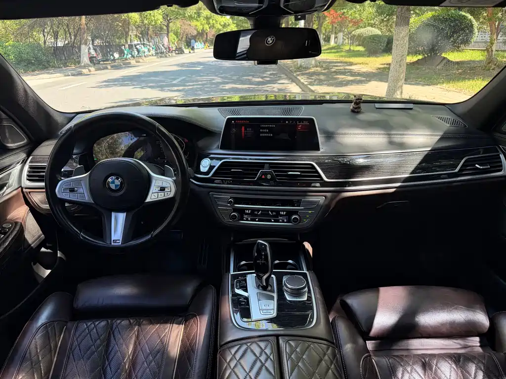 BMW 7 Series — миниатюра 15