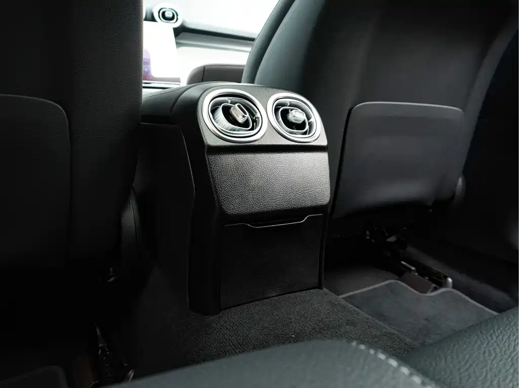 Mercedes-Benz C-Class — миниатюра 16