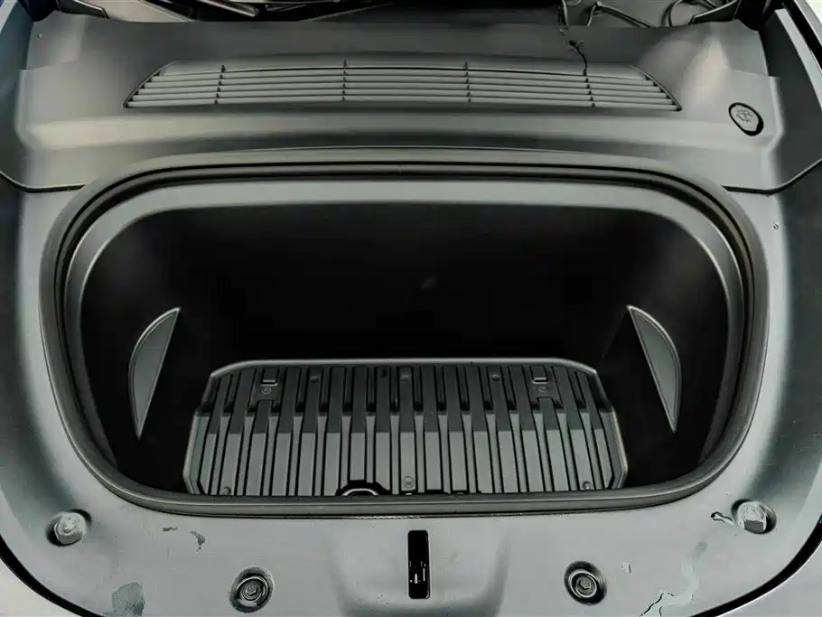 Tesla Model Y — миниатюра 25