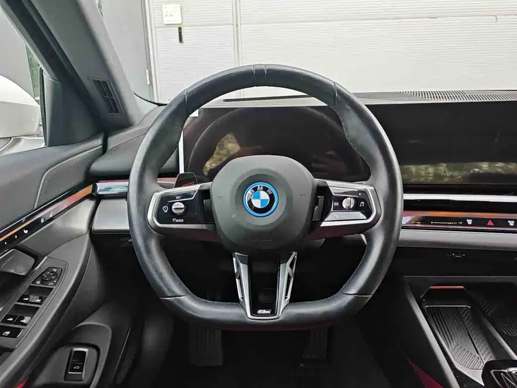 BMW i5 — миниатюра 10