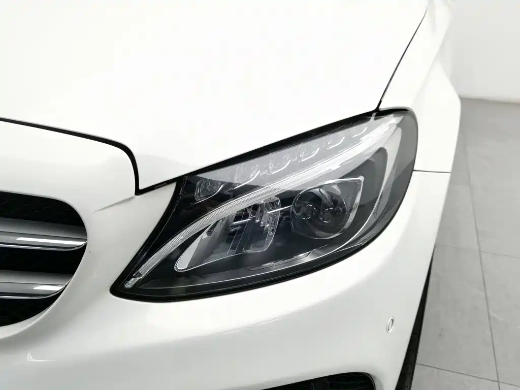 Mercedes-Benz C-Class — миниатюра 7