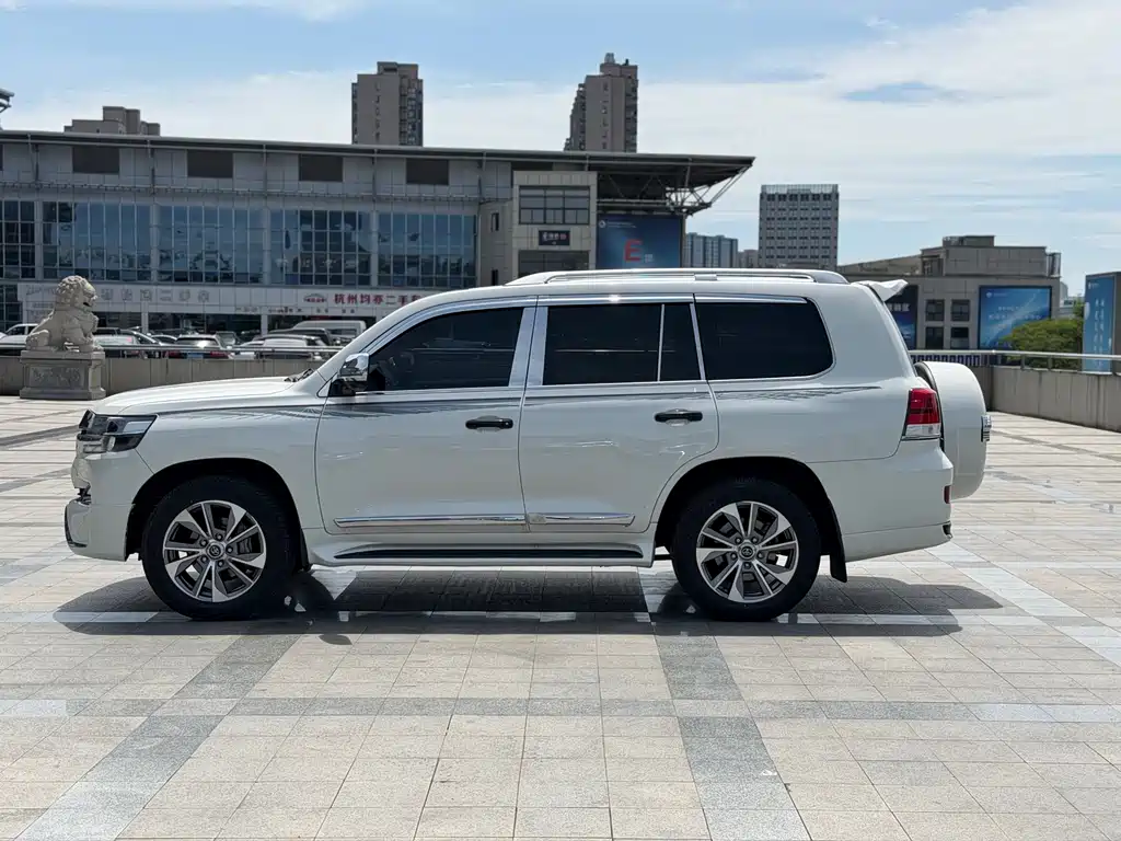 Toyota Land Cruiser 2018 4.6L AT