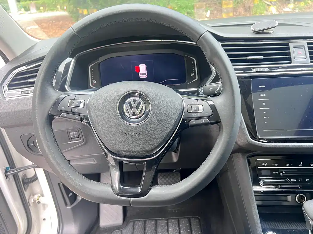 Volkswagen Tiguan L PHEV — миниатюра 13