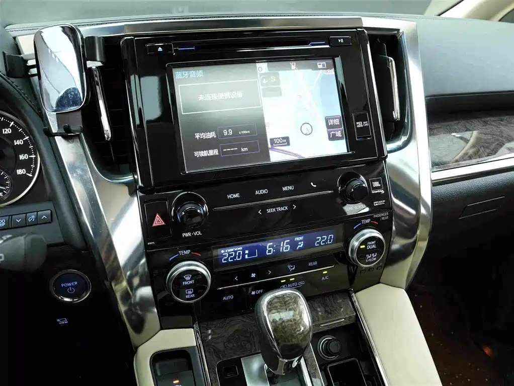 Toyota Alphard — миниатюра 9