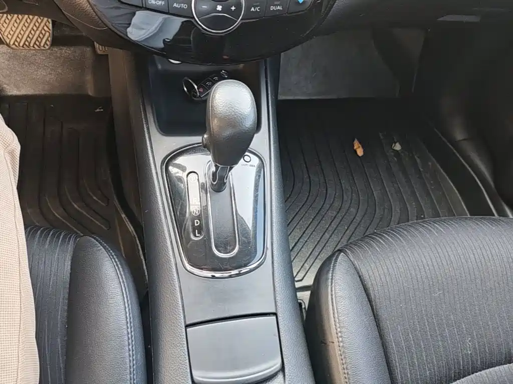 Nissan Tiida — миниатюра 14