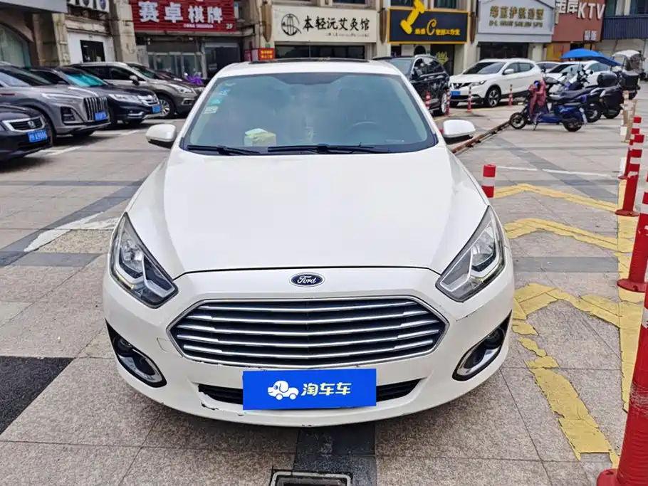 Ford Escort 2015 1.5L AT Fashion