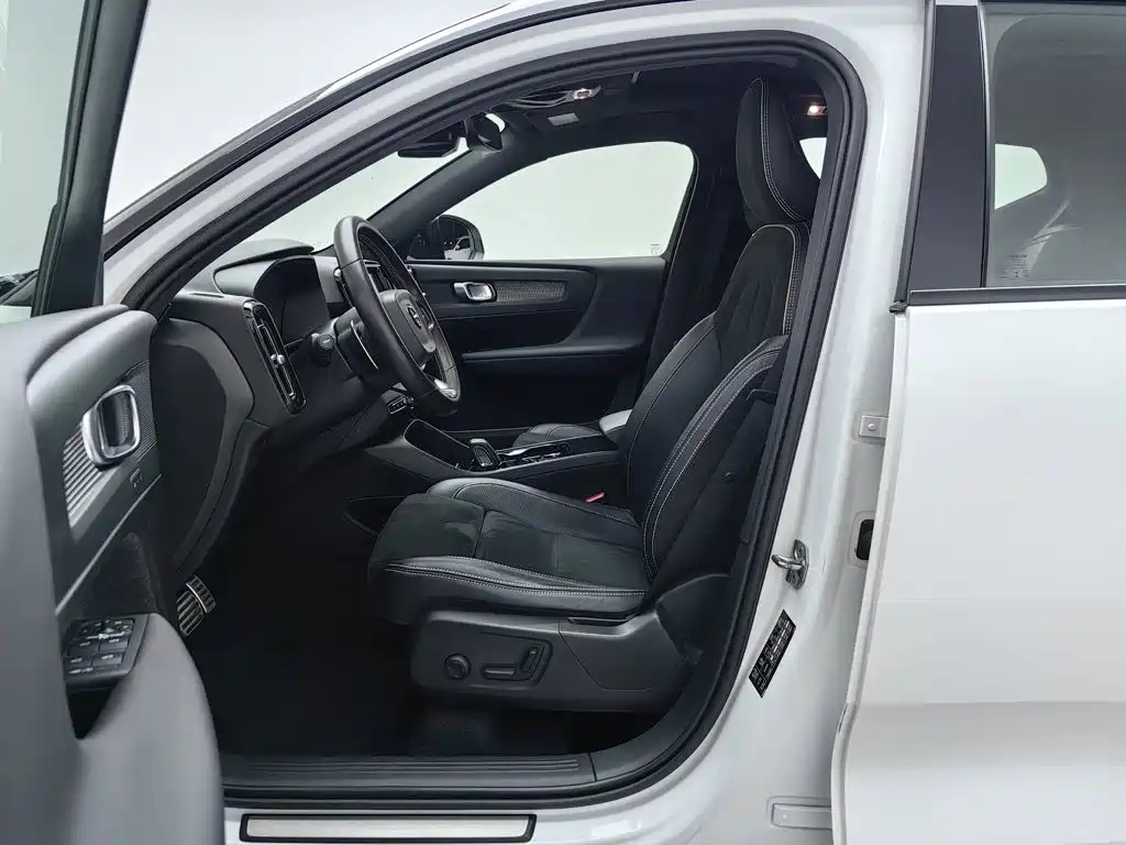 Volvo XC40 — миниатюра 10