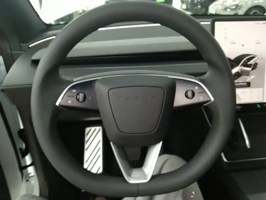 Tesla Model Y L — миниатюра 11