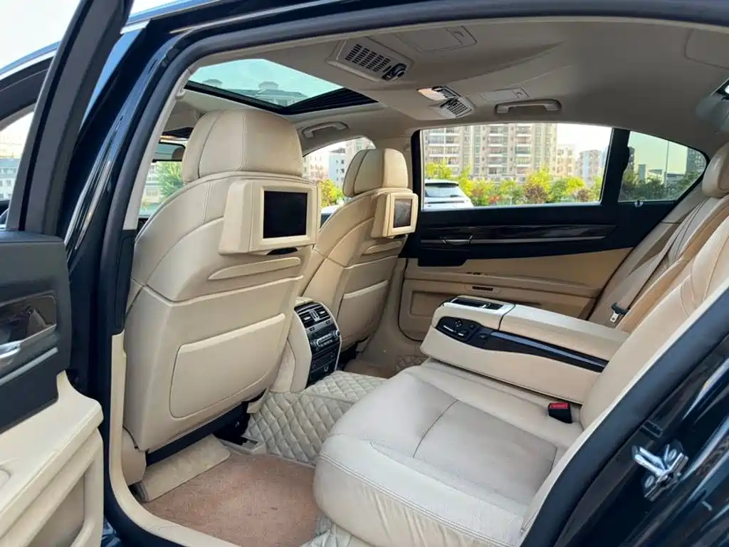 BMW 7 Series — миниатюра 8