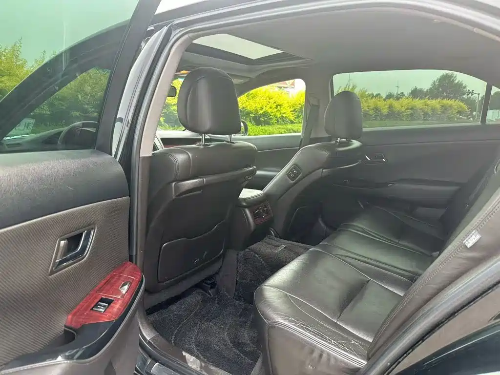 Toyota Crown — миниатюра 7