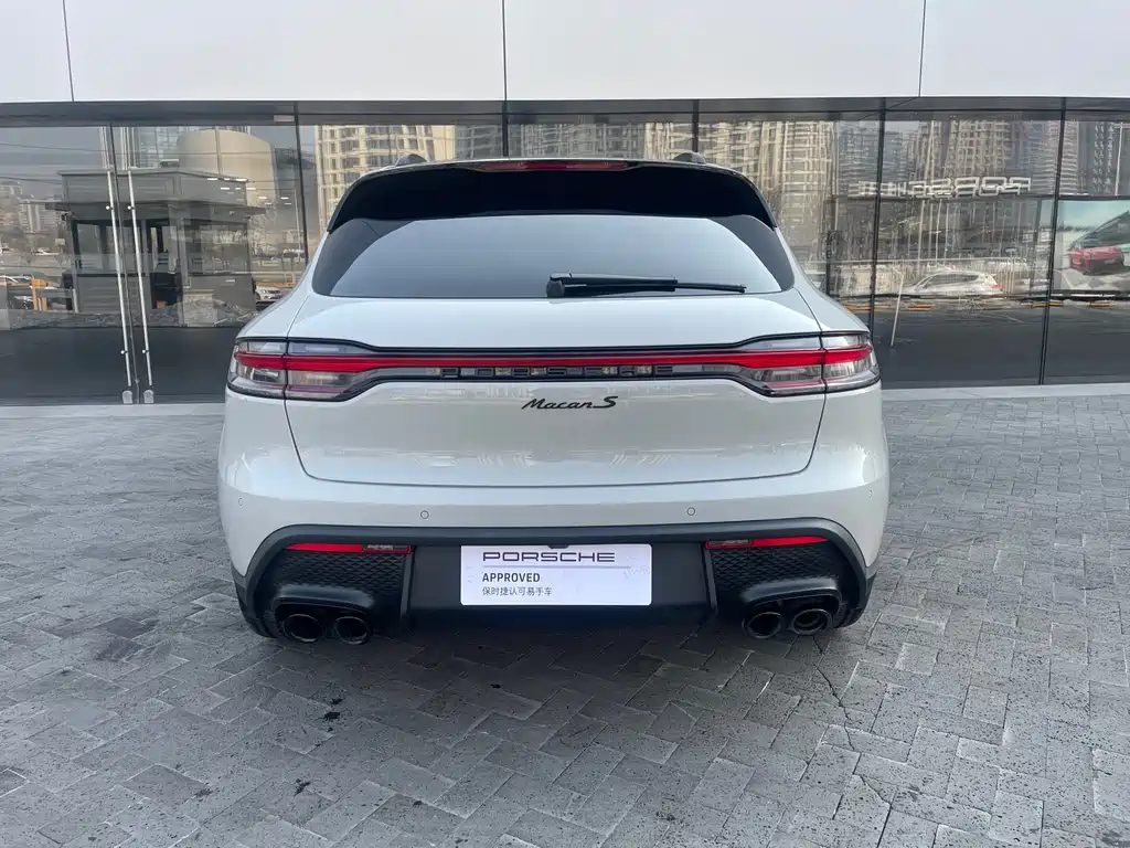 PORSCHE MACAN