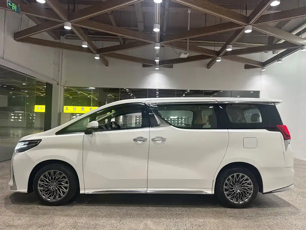 Toyota Alphard — миниатюра 8