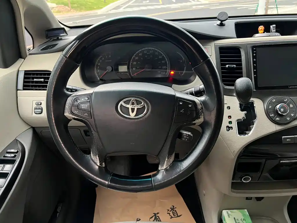 Toyota Sienna — миниатюра 9