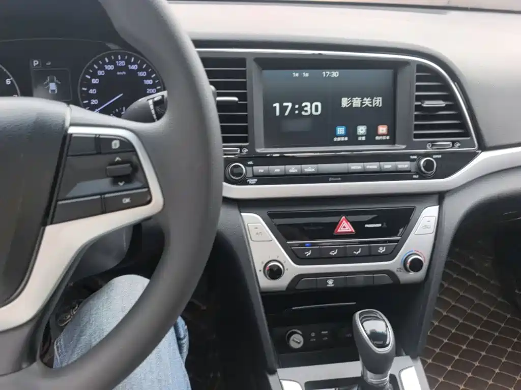 Hyundai Elantra — миниатюра 10